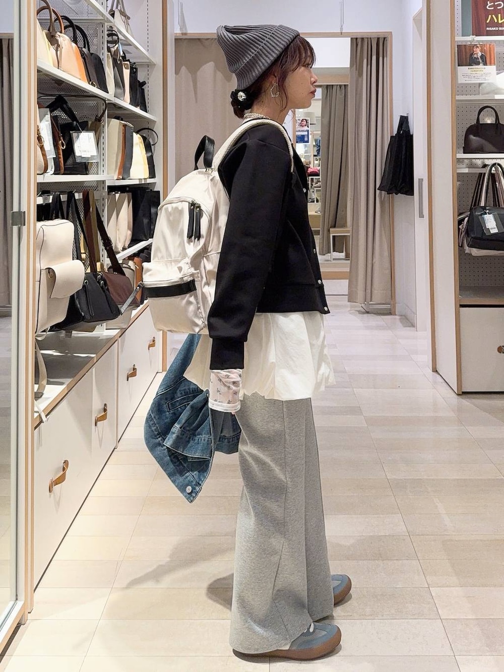 ブルー系のスニーカー、ホワイト系のバックパック/リュック、ホワイト系のTシャツ/カットソーを着用したレディースの冬コーディネートの5枚目の写真