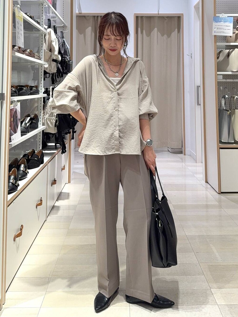 ブラック系のスカート、ベージュ系のシャツ/ブラウス、ブラック系のローファーを着用したレディースの秋コーディネートの5枚目の写真