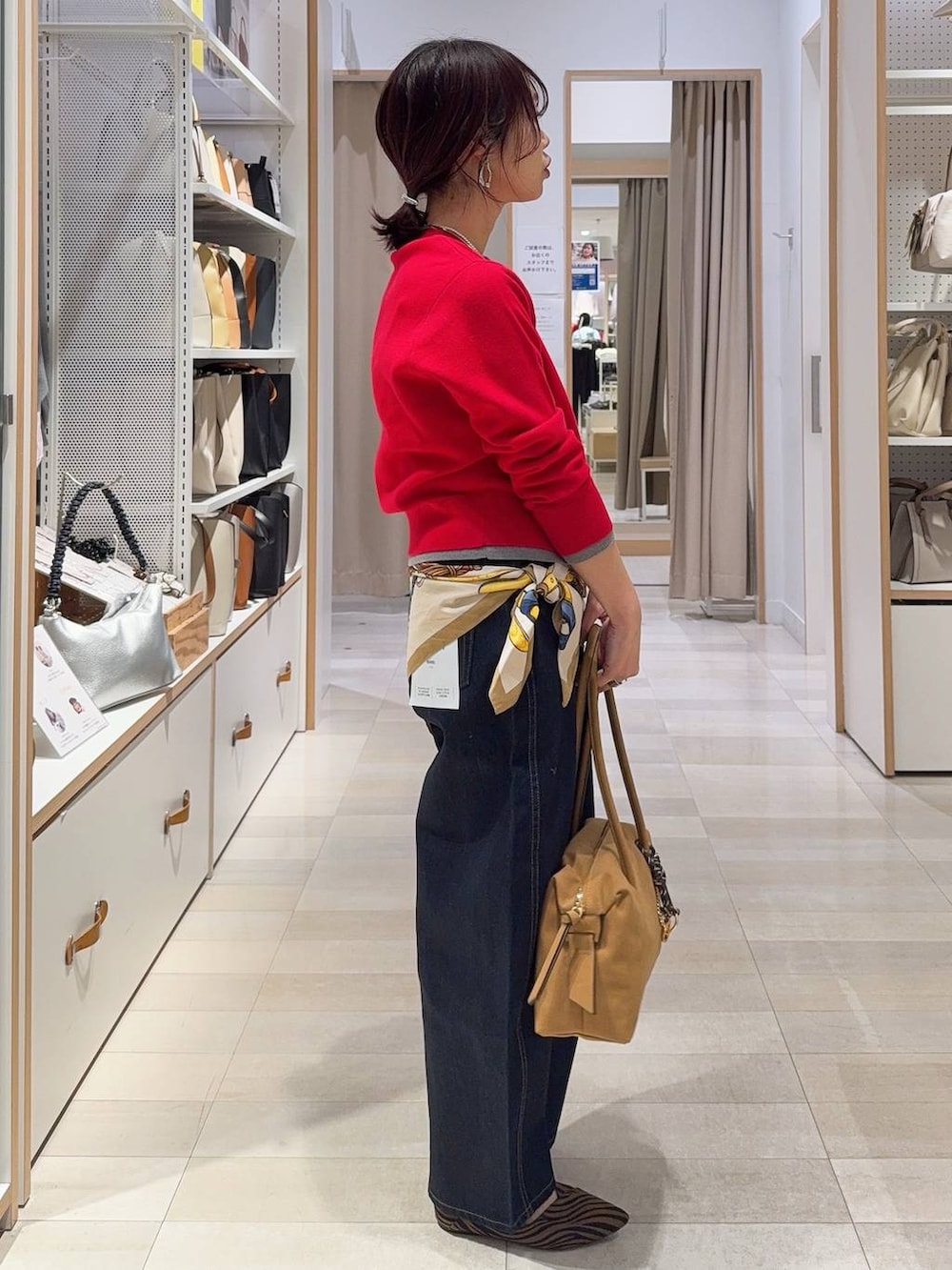 その他のパンプス、ベージュ系のボストンバッグ、ブルー系のデニムパンツを着用したレディースの冬コーディネートの7枚目の写真