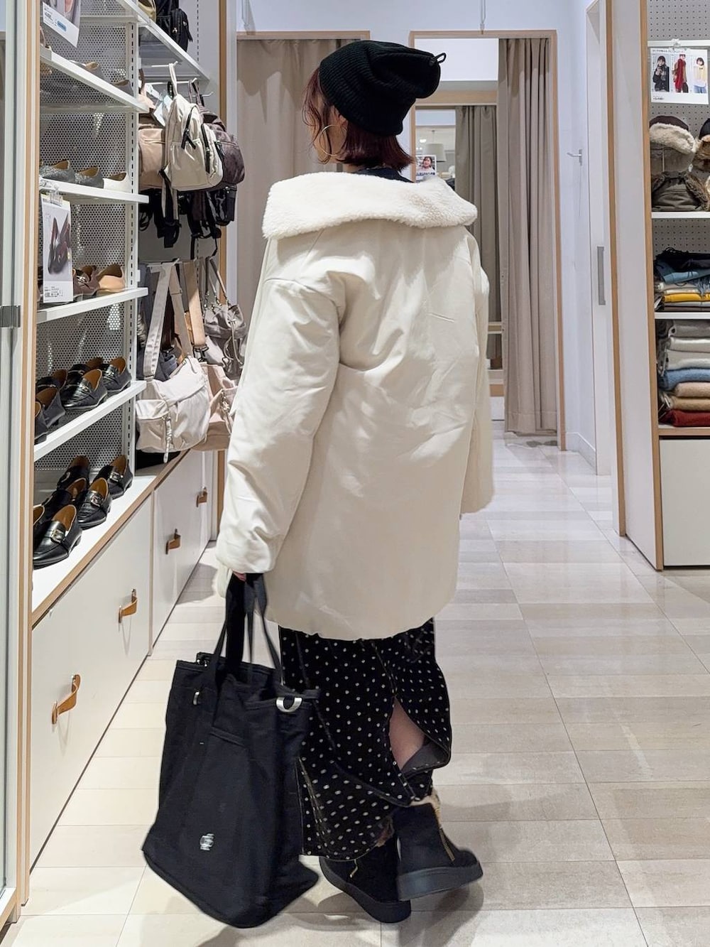 ホワイト系のTシャツ/カットソー、ブルー系のスウェット、ブラウン系のスカートを着用したレディースの秋コーディネートの6枚目の写真