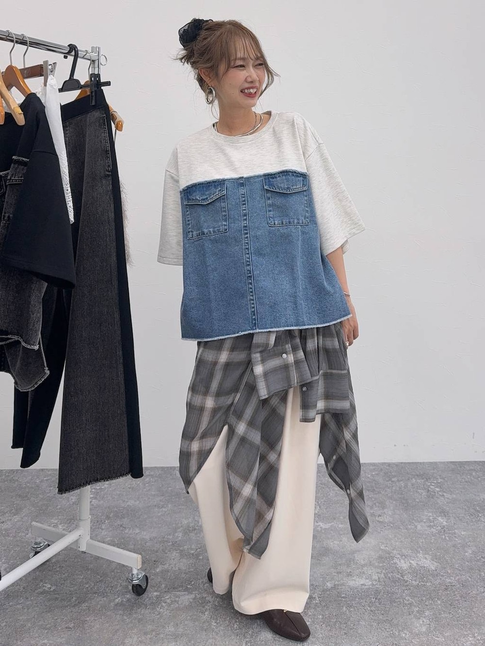 ブラウン系のパンプス、ベージュ系のシャツ/ブラウス、ブラウン系のシャツ/ブラウスを着用したレディースの夏コーディネートの3枚目の写真