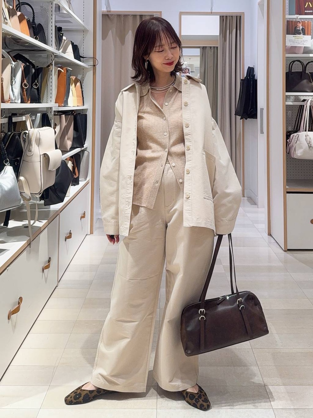 その他のパンプス、ホワイト系のその他パンツ、ブラウン系のショルダーバッグを着用したレディースの冬コーディネートの2枚目の写真