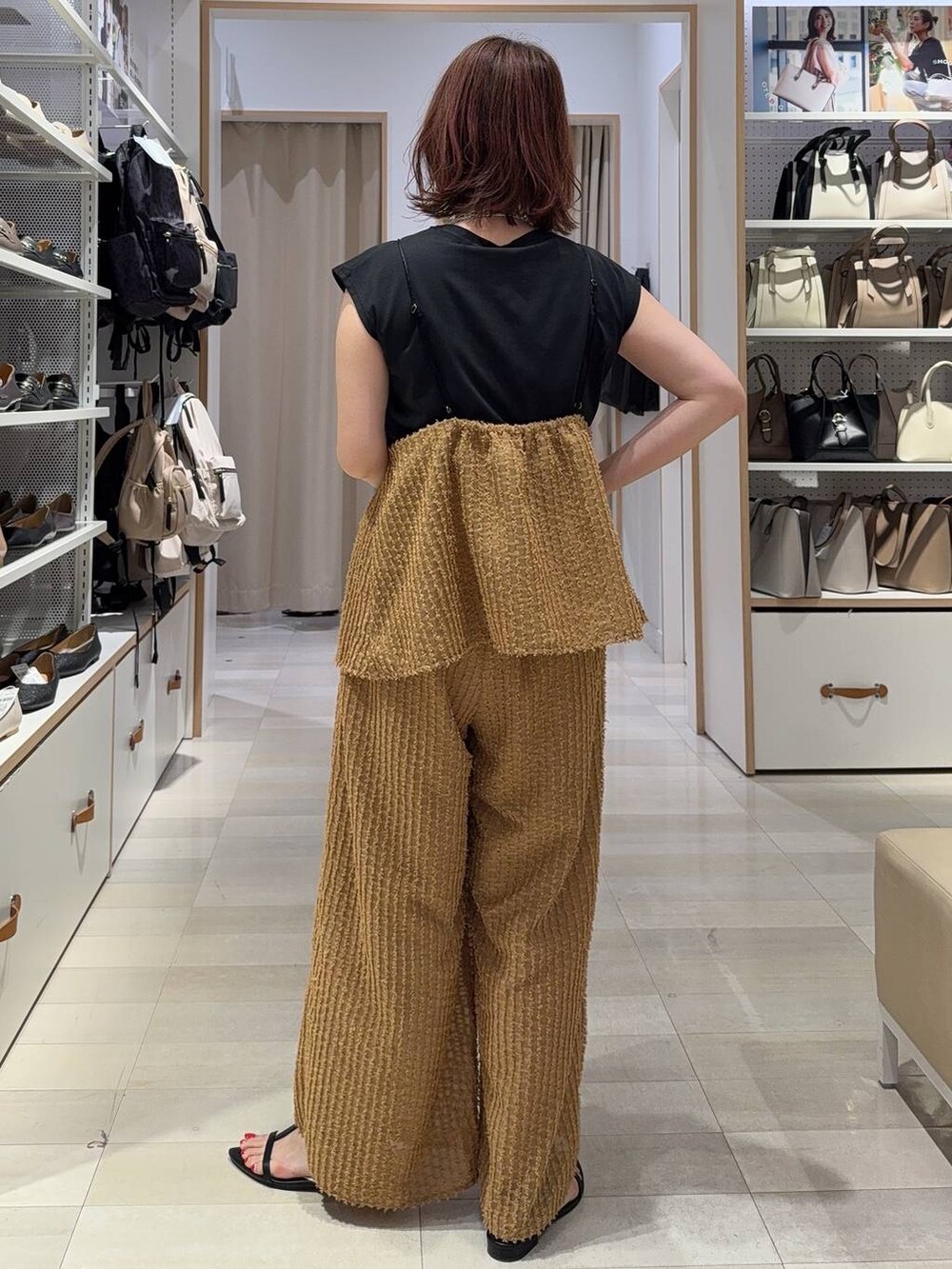 ベージュ系のパンプス、ベージュ系のニット/セーター、ホワイト系のワンピースを着用したレディースの夏コーディネートの9枚目の写真