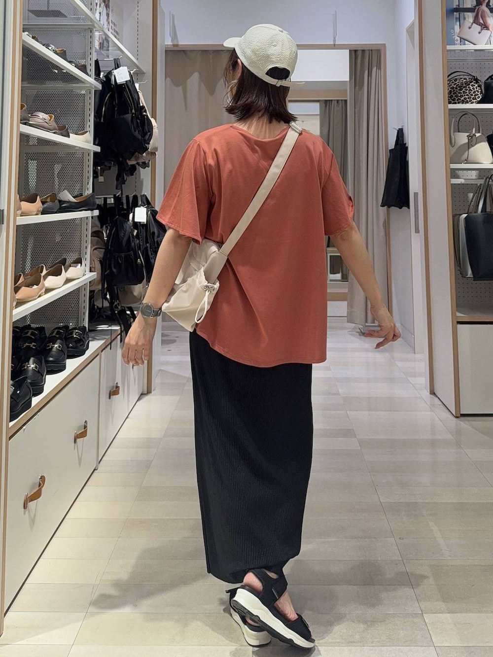 ブラウン系のTシャツ/カットソー、ホワイト系のショルダーバッグ、ブラック系のサンダルを着用したレディースの夏コーディネートの4枚目の写真