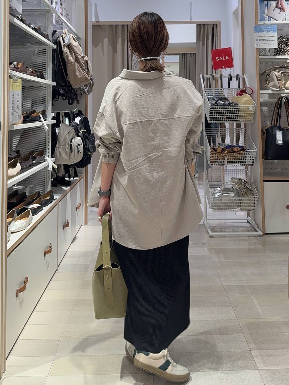 ベージュ系のスニーカー、ホワイト系のTシャツ/カットソー、ブラック系のショルダーバッグを着用したレディースの夏コーディネートの4枚目の写真