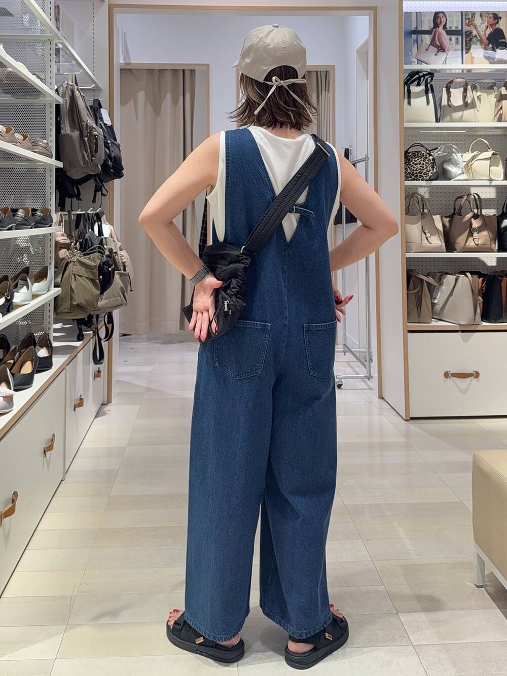 ブルー系のサロペット/オーバーオール、ピンク系のシャツ/ブラウス、ブラック系のショルダーバッグを着用したレディースの春コーディネートの9枚目の写真