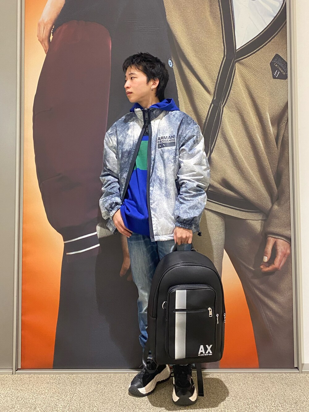 「ブルゾン、デニム、リュック、ニットパーカー、ラフスタイル、アルマーニエクスチェンジ、原宿キャットストリート、axchange、axcatstreet、AXchanger」｜「ARMANI EXCHANGEの【A|X アルマーニ エクスチェンジ】カラーブロック フード付きニットプルオーバー（ニット/セーター、ブルー系）」を使った、かいちゃんさん（メンズ・160cm）の冬コーディネートの2枚目の写真