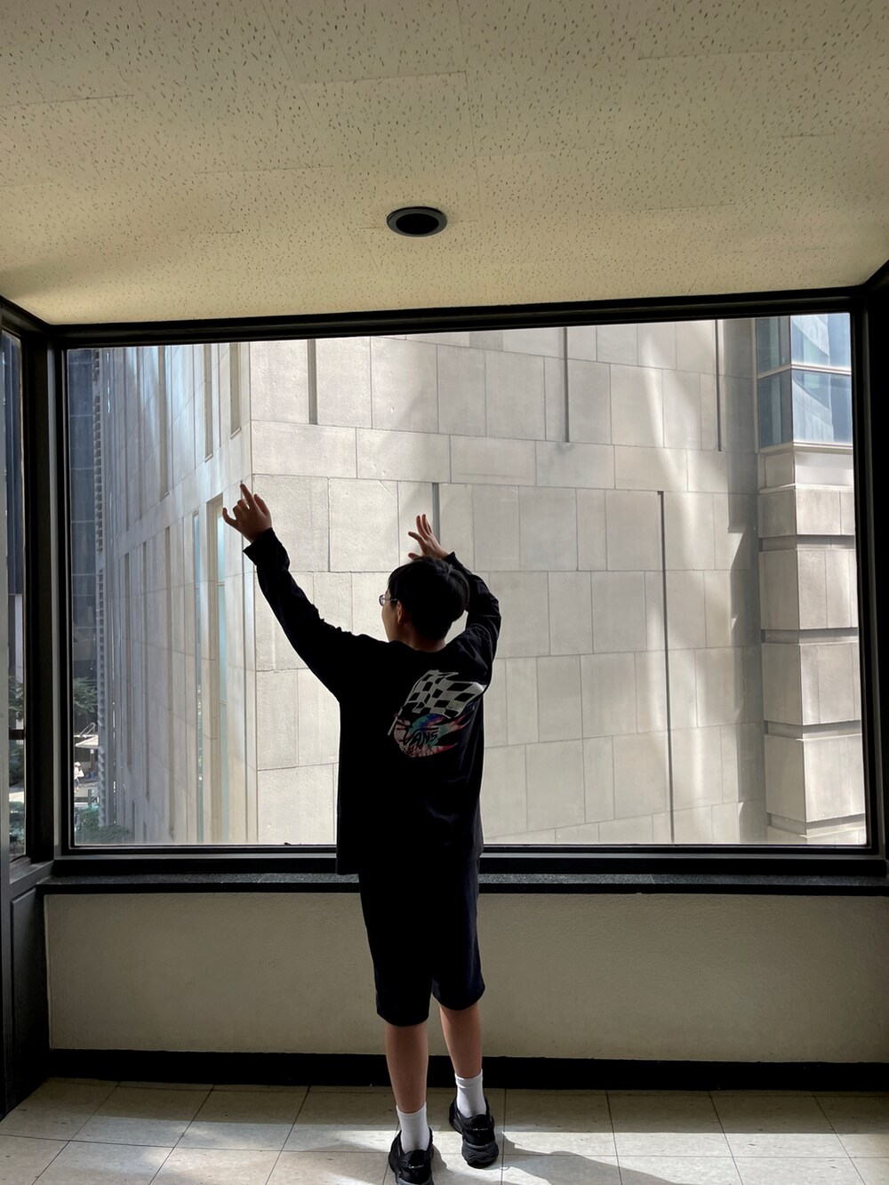 ブラック系のTシャツ/カットソー、ブラック系のスニーカーを着用したメンズの秋コーディネートの2枚目の写真