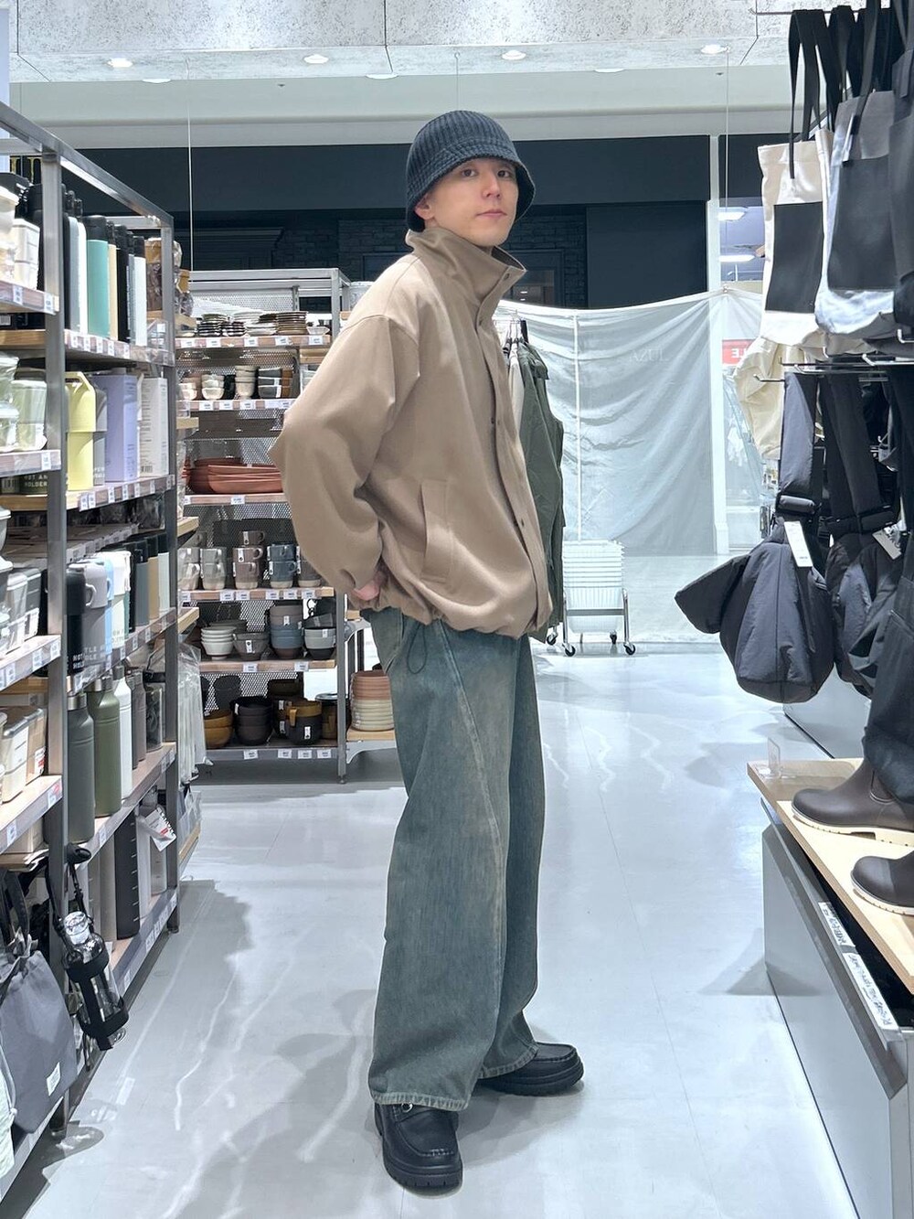 ブルー系のデニムパンツ、ブラック系のローファー、イエロー系のブルゾンを着用したメンズの春コーディネートの4枚目の写真