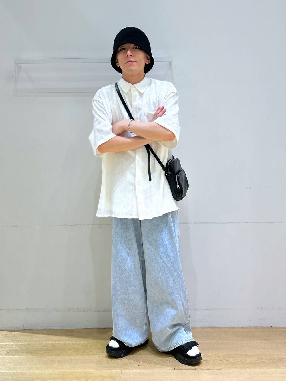 ホワイト系のシャツ/ブラウス、ブラック系のサンダル、ブラック系のショルダーバッグを着用したメンズの春コーディネートの6枚目の写真