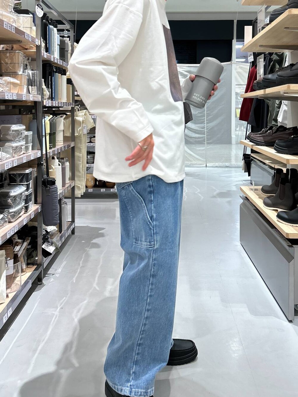 ブルー系のデニムパンツ、ホワイト系のTシャツ/カットソー、ブラック系のローファーを着用したメンズの秋コーディネートの3枚目の写真