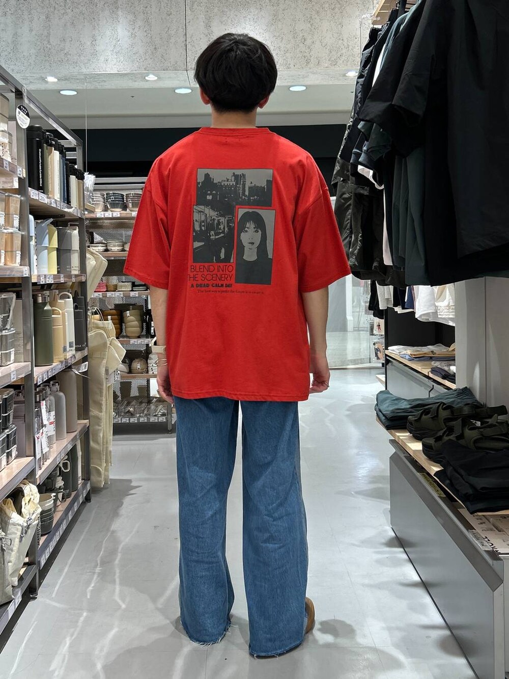 ブルー系のデニムパンツ、レッド系のTシャツ/カットソーを着用したメンズの夏コーディネートの2枚目の写真