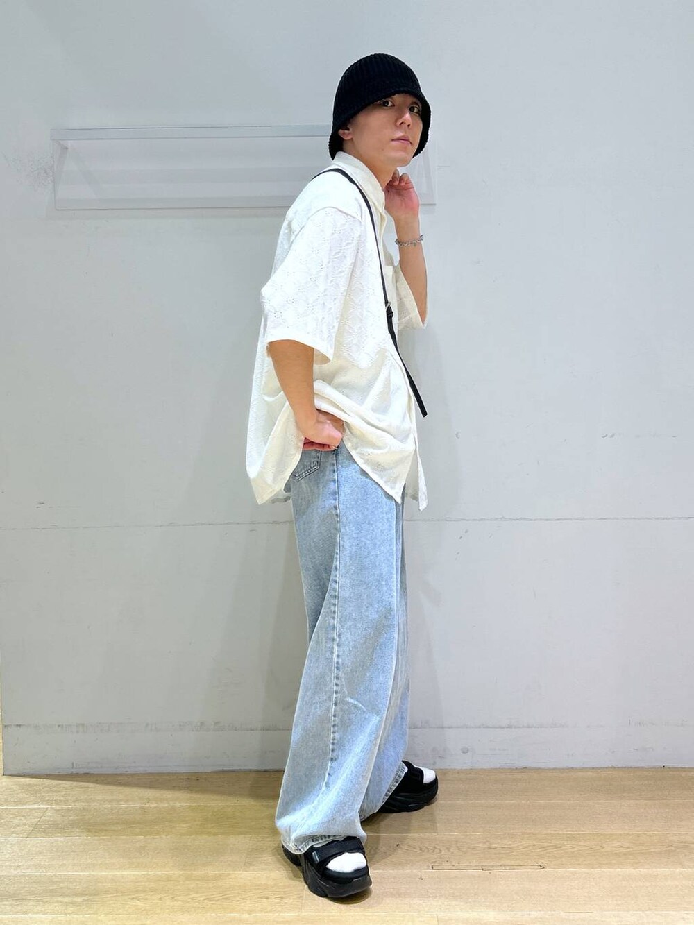 ホワイト系のシャツ/ブラウス、ブラック系のサンダル、ブラック系のショルダーバッグを着用したメンズの春コーディネートの2枚目の写真