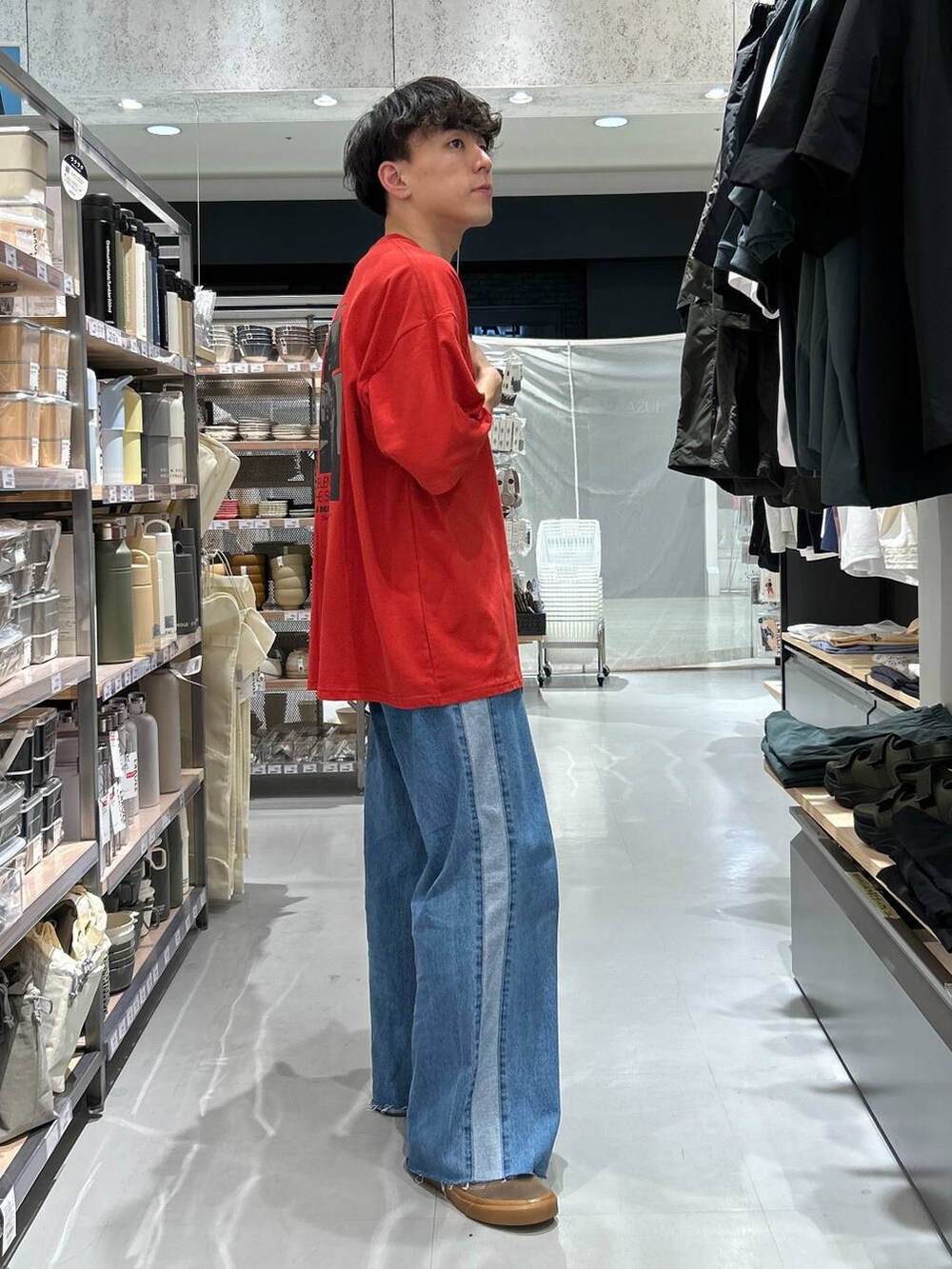 ブルー系のデニムパンツ、レッド系のTシャツ/カットソーを着用したメンズの夏コーディネートの3枚目の写真