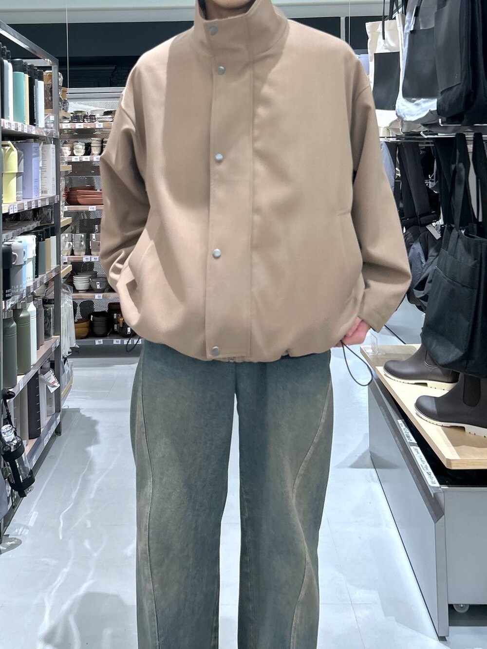 ブルー系のデニムパンツ、ブラック系のローファー、イエロー系のブルゾンを着用したメンズの春コーディネートの3枚目の写真