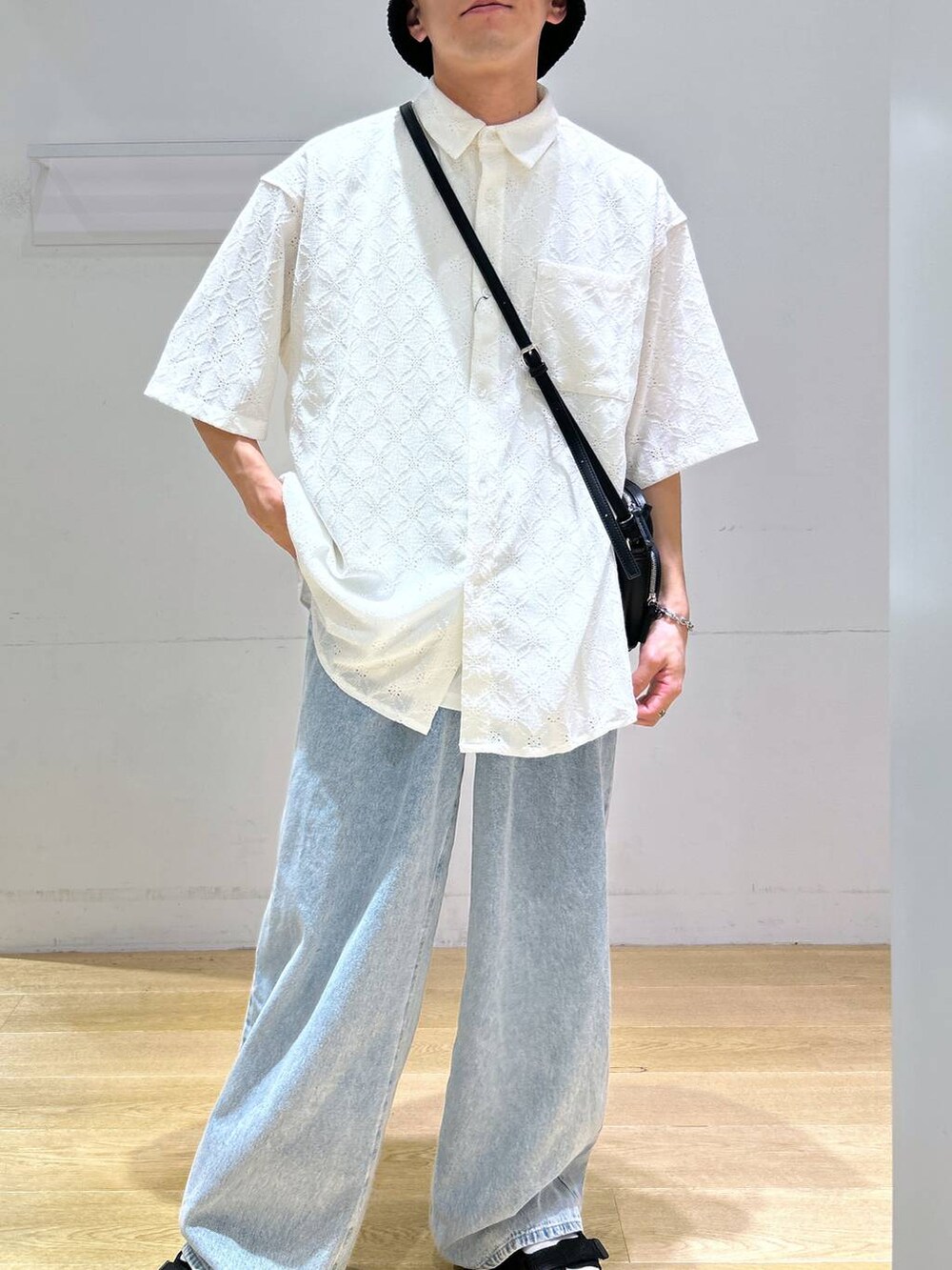 ホワイト系のシャツ/ブラウス、ブラック系のサンダル、ブラック系のショルダーバッグを着用したメンズの春コーディネートの3枚目の写真