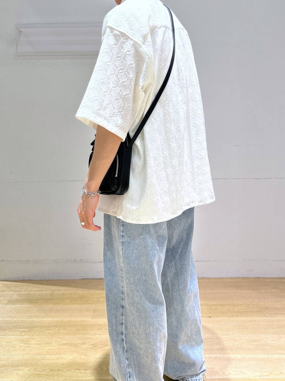 ホワイト系のシャツ/ブラウス、ブラック系のサンダル、ブラック系のショルダーバッグを着用したメンズの春コーディネートの5枚目の写真