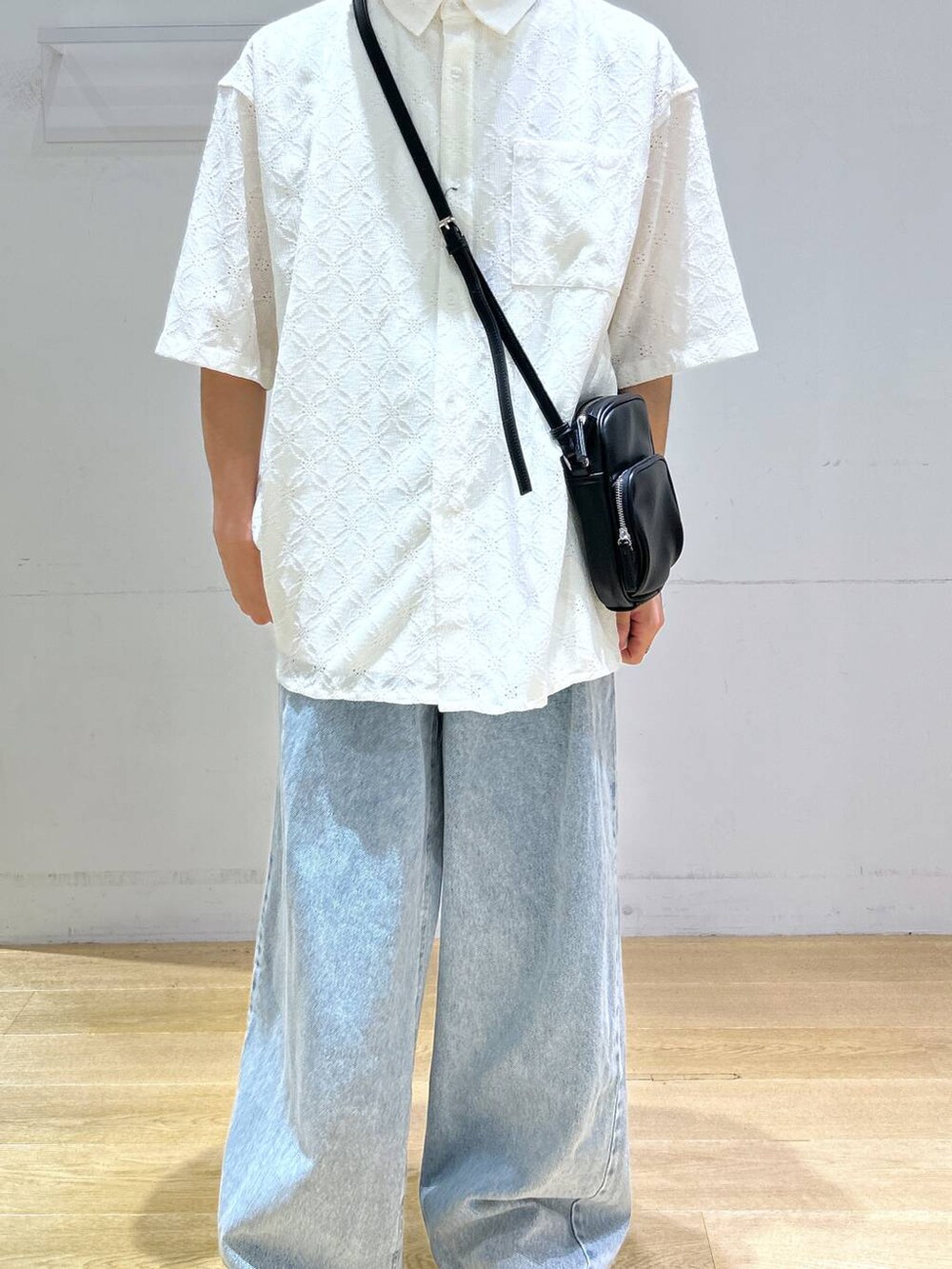 ホワイト系のシャツ/ブラウス、ブラック系のサンダル、ブラック系のショルダーバッグを着用したメンズの春コーディネートの4枚目の写真