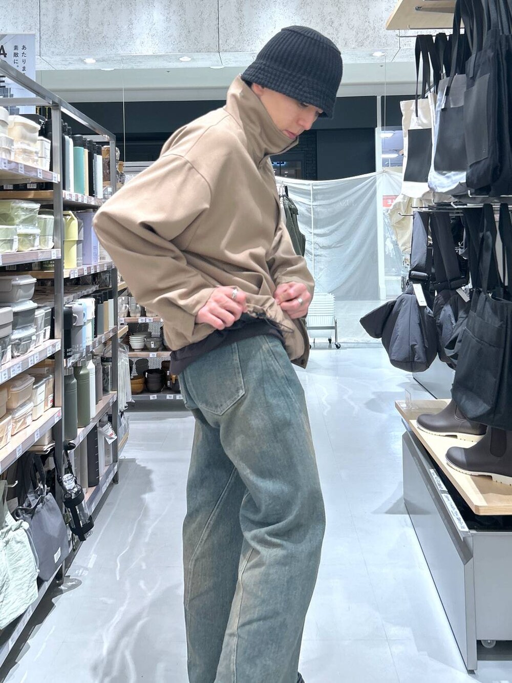 ブルー系のデニムパンツ、ブラック系のローファー、イエロー系のブルゾンを着用したメンズの春コーディネートの2枚目の写真