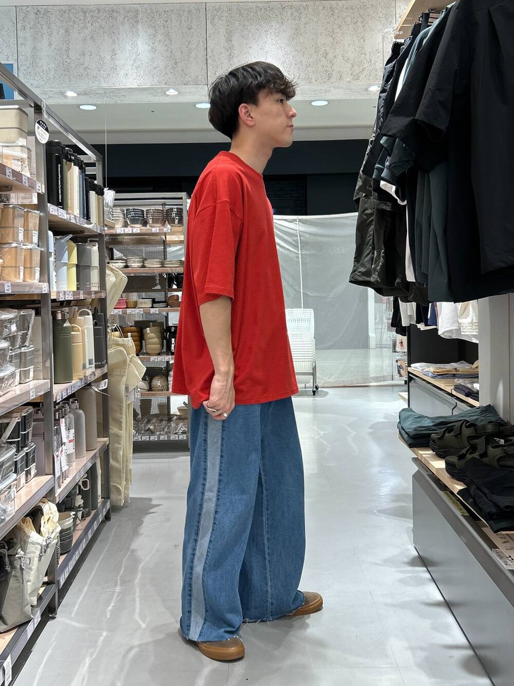 ブルー系のデニムパンツ、レッド系のTシャツ/カットソーを着用したメンズの夏コーディネートの4枚目の写真