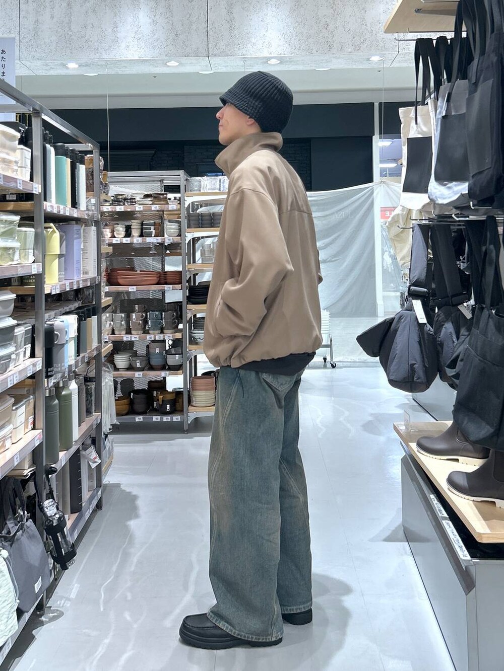 ブルー系のデニムパンツ、ブラック系のローファー、イエロー系のブルゾンを着用したメンズの春コーディネートの5枚目の写真