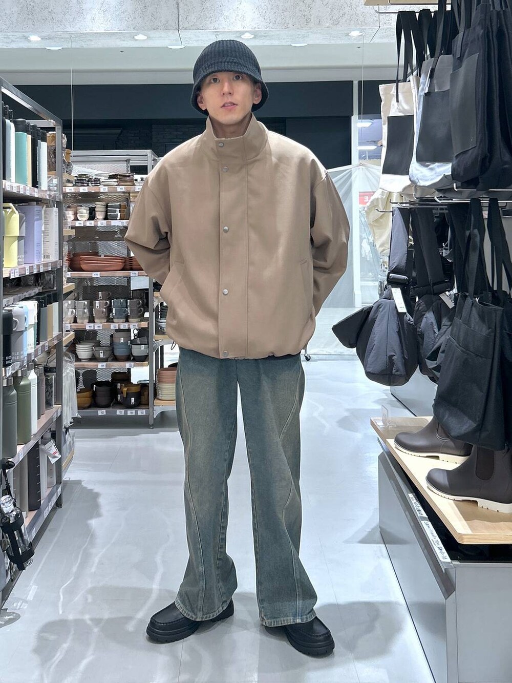 ブルー系のデニムパンツ、ブラック系のローファー、イエロー系のブルゾンを着用したメンズの春コーディネートの7枚目の写真