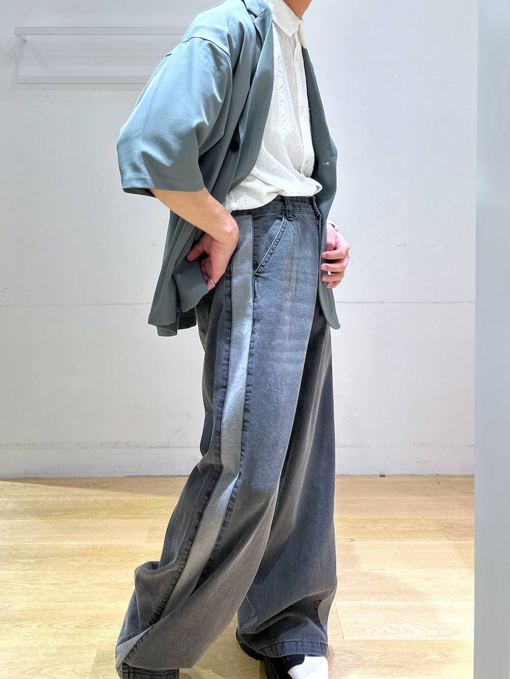 ホワイト系のシャツ/ブラウス、ブラック系のサンダル、ブラック系のデニムパンツを着用したメンズの夏コーディネートの3枚目の写真