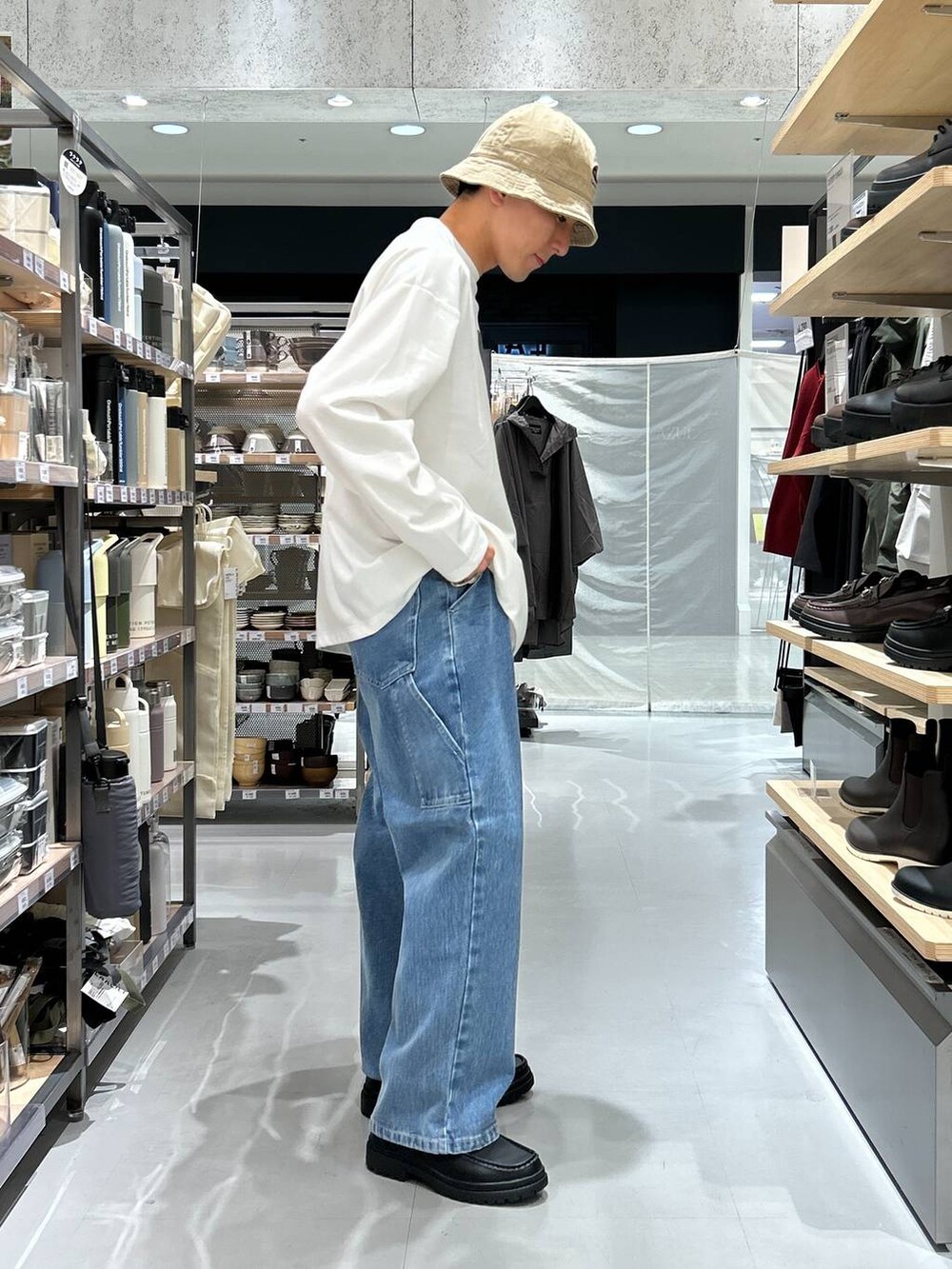 ブルー系のデニムパンツ、ホワイト系のTシャツ/カットソー、ブラック系のローファーを着用したメンズの秋コーディネートの5枚目の写真