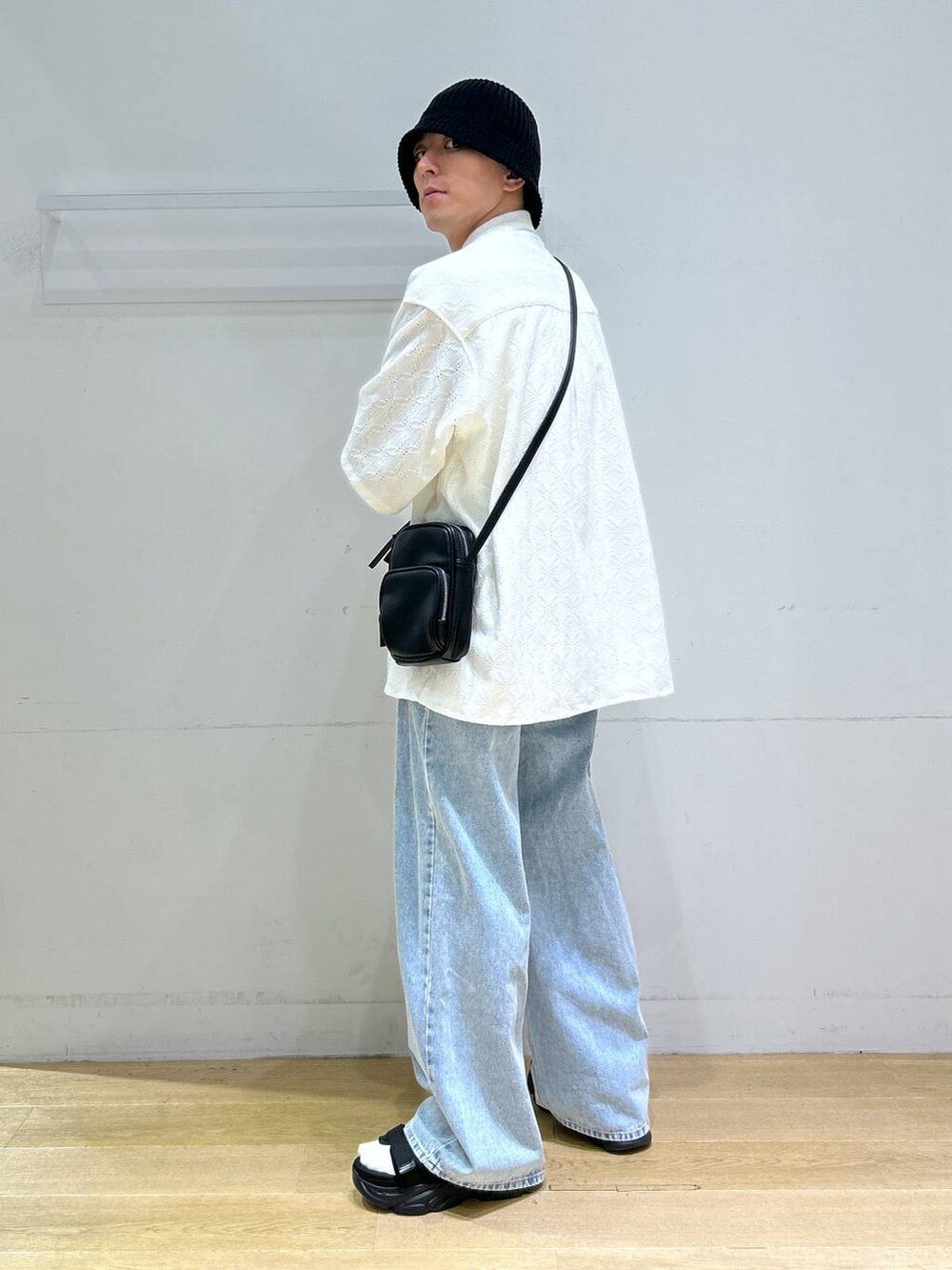 ホワイト系のシャツ/ブラウス、ブラック系のサンダル、ブラック系のショルダーバッグを着用したメンズの春コーディネートの7枚目の写真