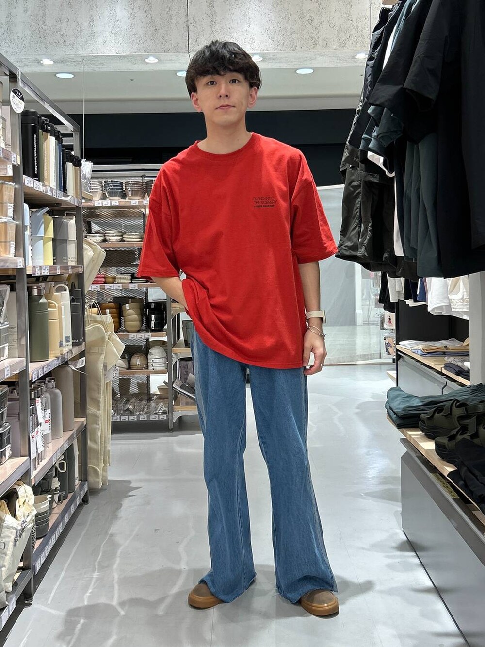 ブルー系のデニムパンツ、レッド系のTシャツ/カットソーを着用したメンズの夏コーディネートの7枚目の写真