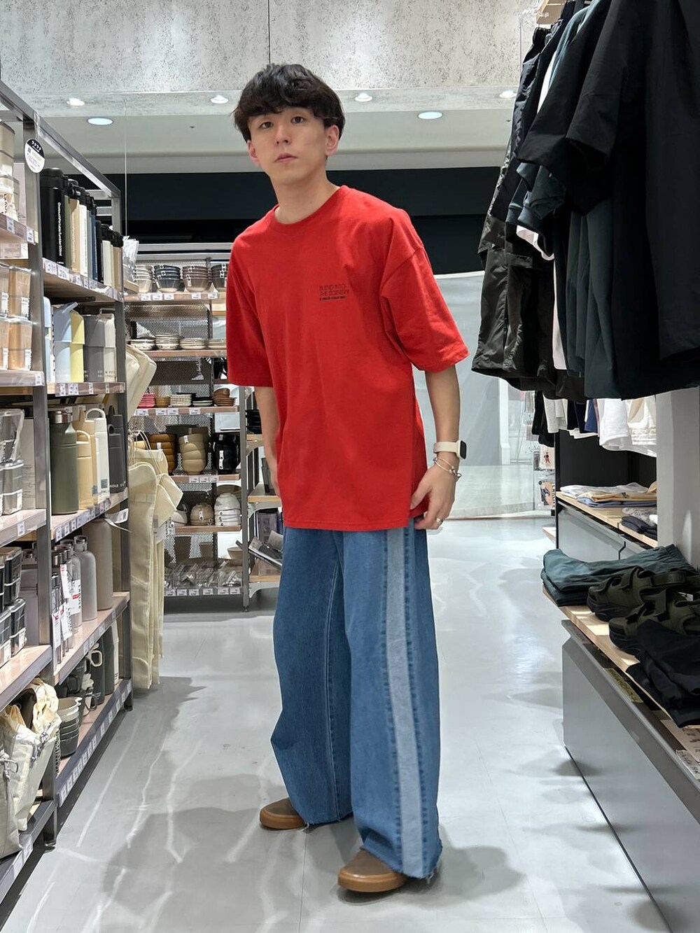 ブルー系のデニムパンツ、レッド系のTシャツ/カットソーを着用したメンズの夏コーディネートの6枚目の写真