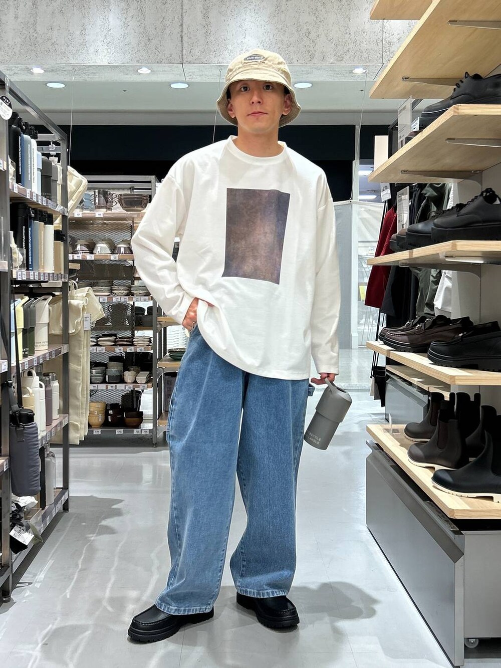 ブルー系のデニムパンツ、ホワイト系のTシャツ/カットソー、ブラック系のローファーを着用したメンズの秋コーディネートの6枚目の写真
