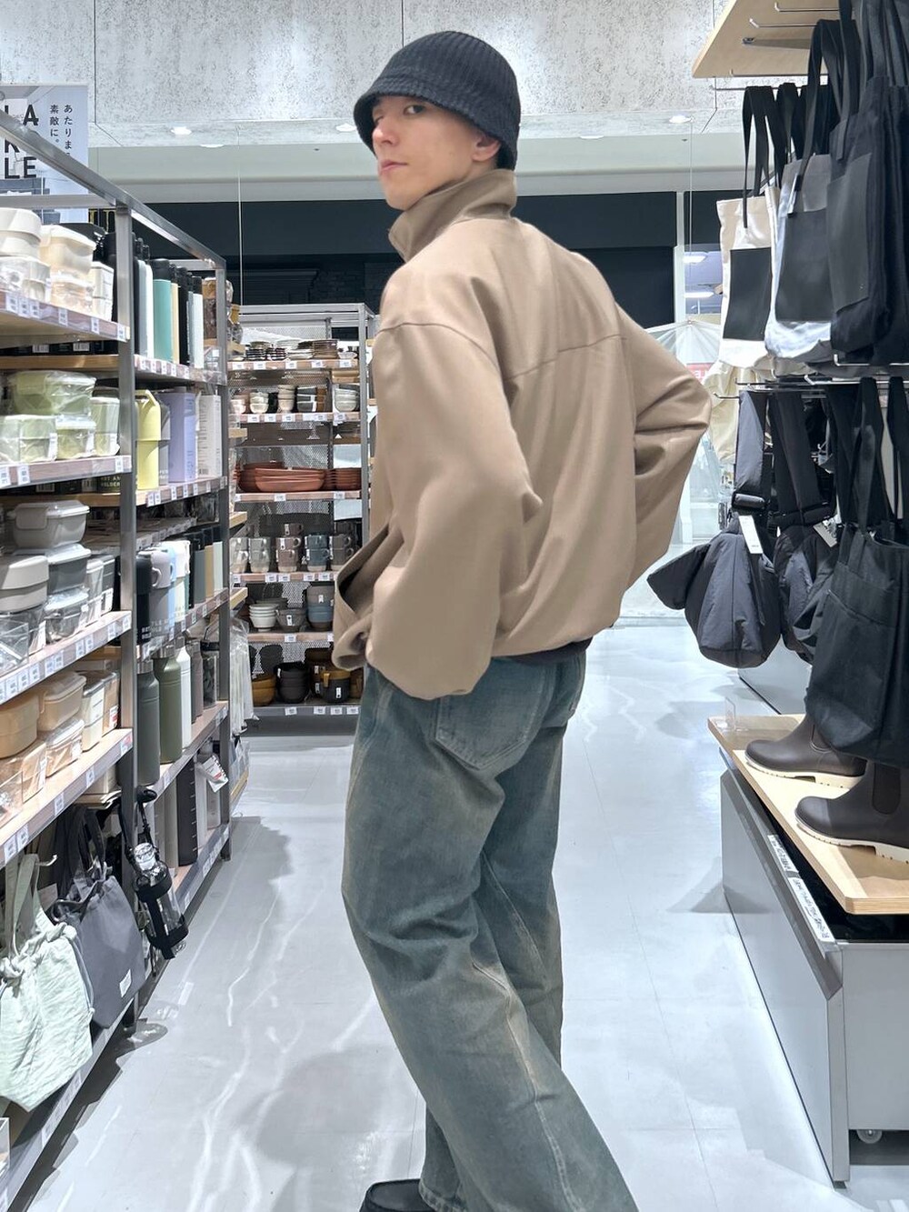 ブルー系のデニムパンツ、ブラック系のローファー、イエロー系のブルゾンを着用したメンズの春コーディネートの6枚目の写真