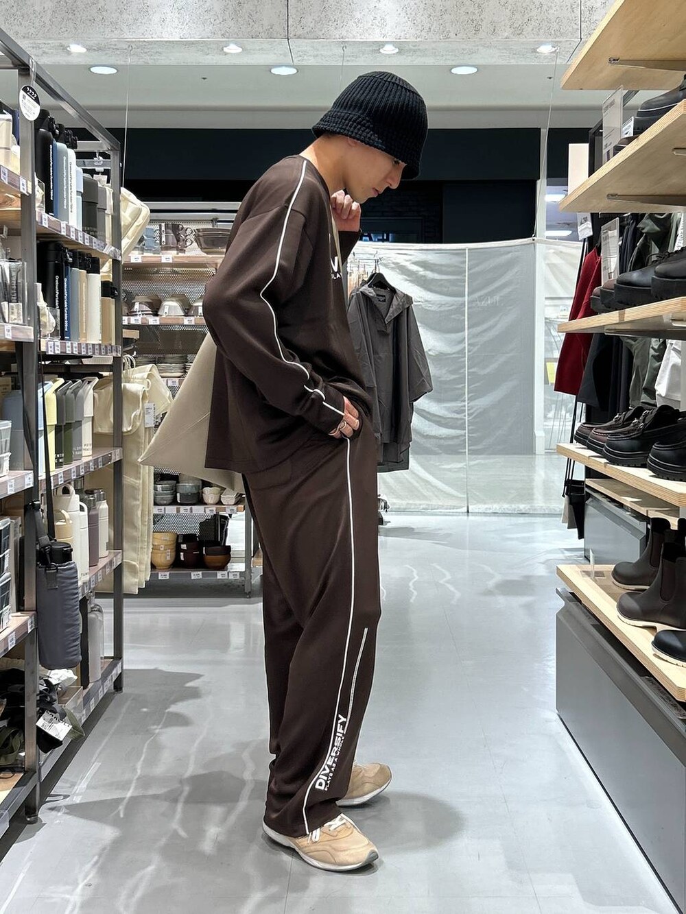 グレー系のトートバッグ、ブラウン系のその他パンツ、ブラウン系のTシャツ/カットソーを着用したメンズの秋コーディネートの5枚目の写真