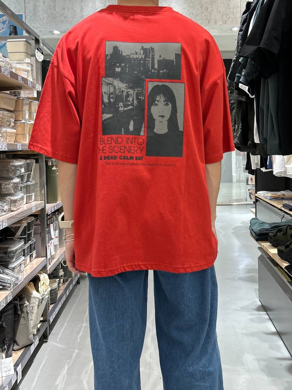 ブルー系のデニムパンツ、レッド系のTシャツ/カットソーを着用したメンズの夏コーディネートの5枚目の写真