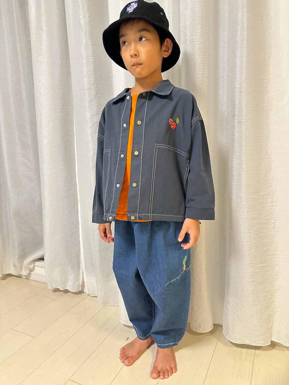 「こどもコーデ、キッズコーデ、ハンドメイド子供服、秋コーデ、バケットハット、お洒落さんとつながりたい、お出かけコーデ」｜「BuckGammonのアイテム（ハット、ブラック系）」を使った、nollieee078さん（メンズ・125cm）の秋コーディネートの2枚目の写真