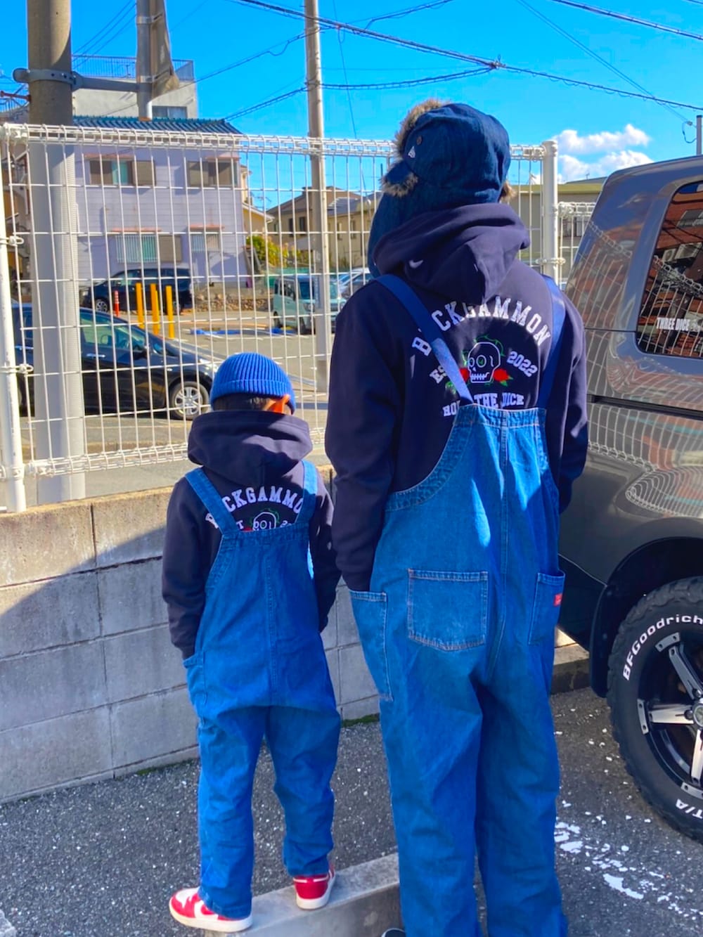 「冬コーデ、お洒落さんとつながりたい、大人カジュアル、シンプルスタイル、デニム、アウトドアスタイル、オーバーオール、親子コーデ、神戸」｜「COOKMANのアイテム（サロペット/オーバーオール、ブルー系）」を使った、nollieee078さん（メンズ・177cm）の冬コーディネートの2枚目の写真