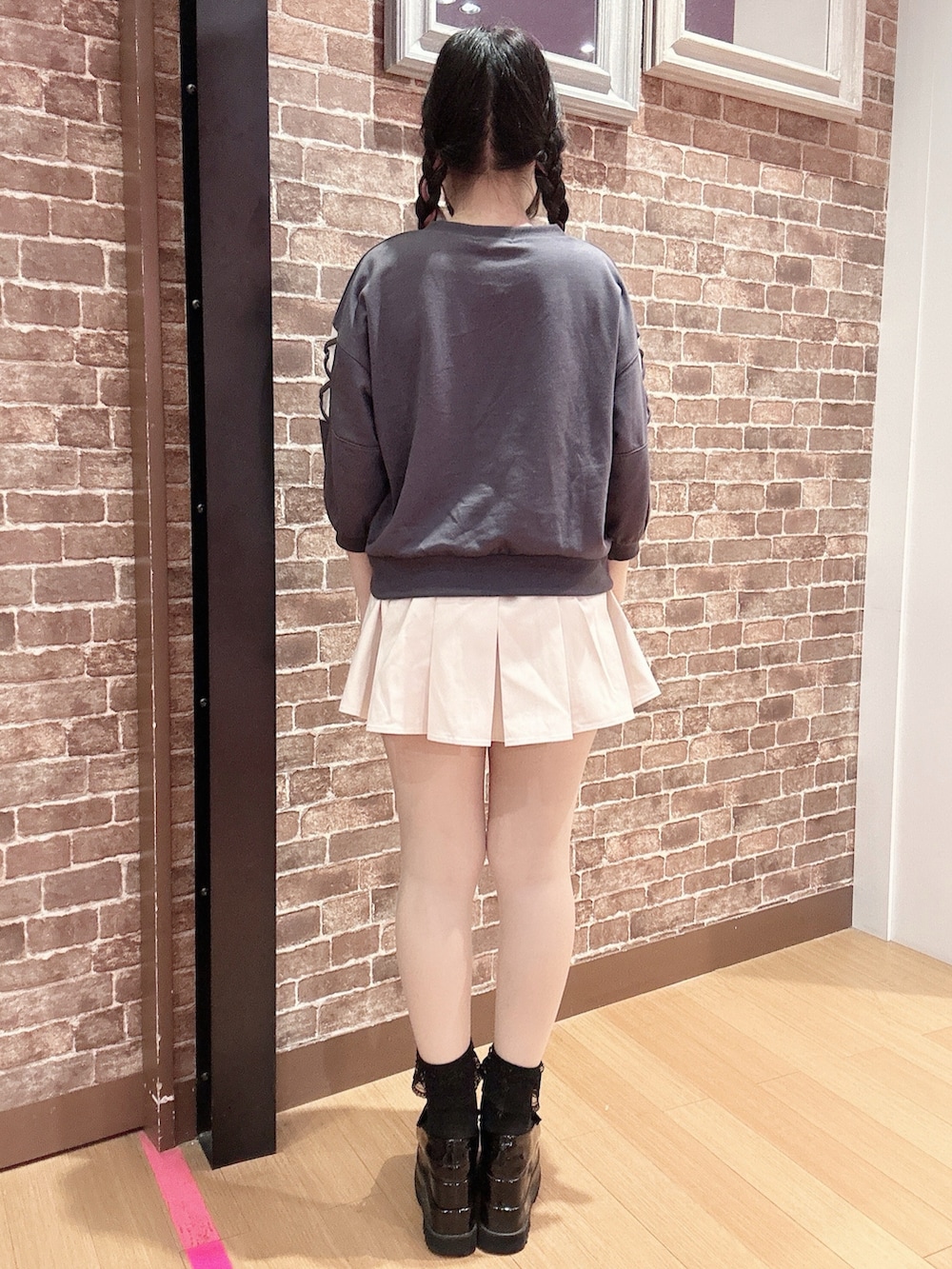 「学校、7分袖、レースアップ、プリーツスカート、ピンクラテ」｜「PINK-latteの【肌触りサラリ／定番】袖レースアップ プルオーバー（Tシャツ/カットソー、グレー系）」を使った、まいまい🐰ピンクラテ豊洲店staffさん（レディース・154cm）の秋コーディネートの3枚目の写真