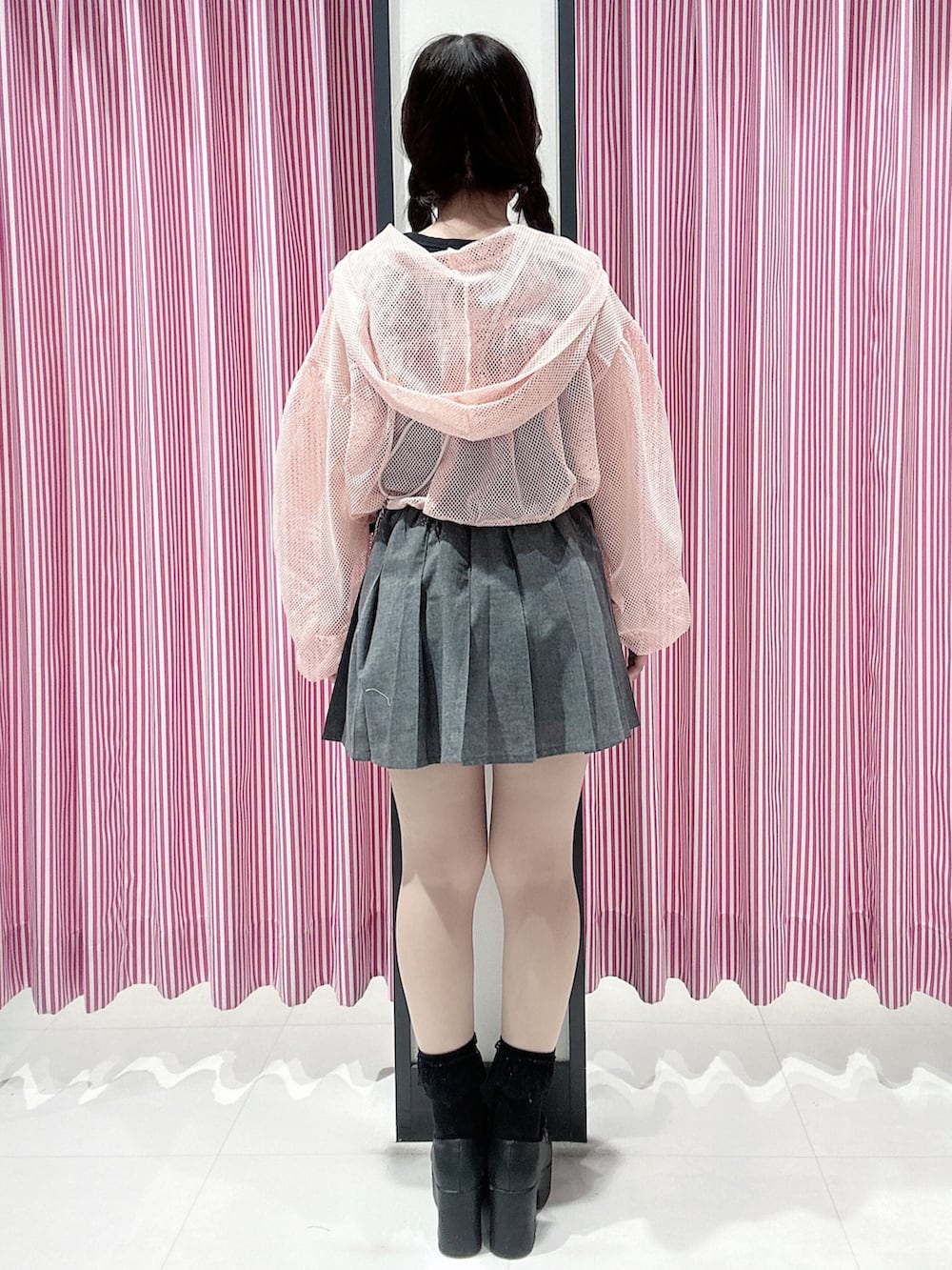 ブラック系のタンクトップ、ピンク系のパーカー、グレー系のスカートを着用したレディースの夏コーディネートの4枚目の写真