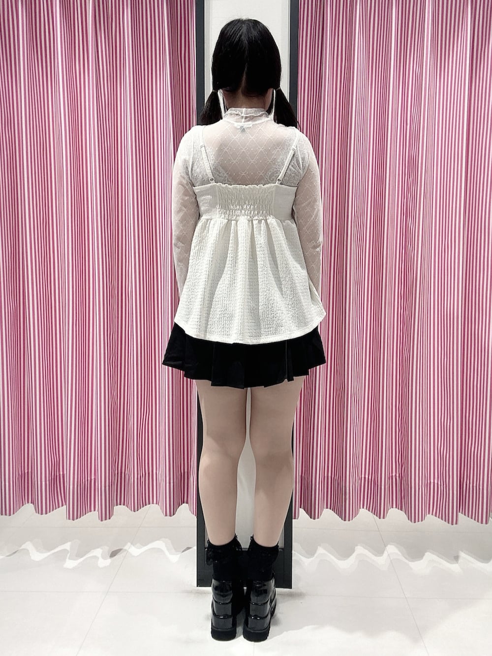 「フレンチガーリー、チュール、プリーツスカート、バレエコア、ピンクラテ」｜「PINK-latteの【セットアイテム】リボンシアートップス＋キャミソールセット（その他トップス、ホワイト系）」を使った、まいまい🐰ピンクラテ豊洲店staffさん（レディース・154cm）の秋コーディネートの3枚目の写真