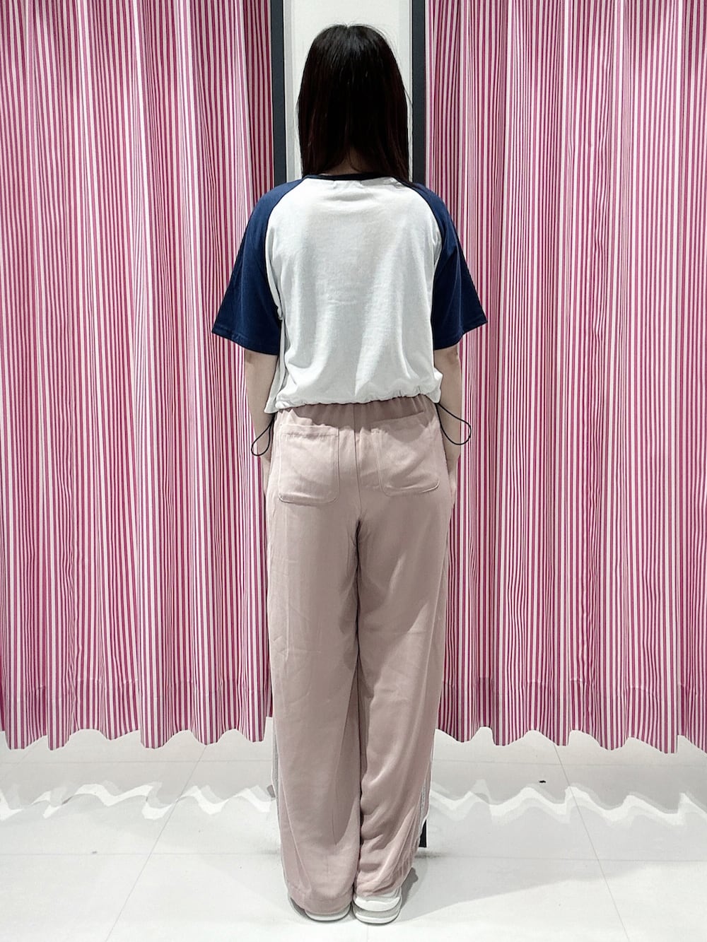 「ゆるコーデ、ラインパンツ、スポーツサンダル、シンプルスタイル、韓国ファッション」｜「PINK-latteの配色ラグランTシャツ（Tシャツ/カットソー、ホワイト系）」を使った、まいまい🐰ピンクラテ豊洲店staffさん（レディース・154cm）の夏コーディネートの5枚目の写真