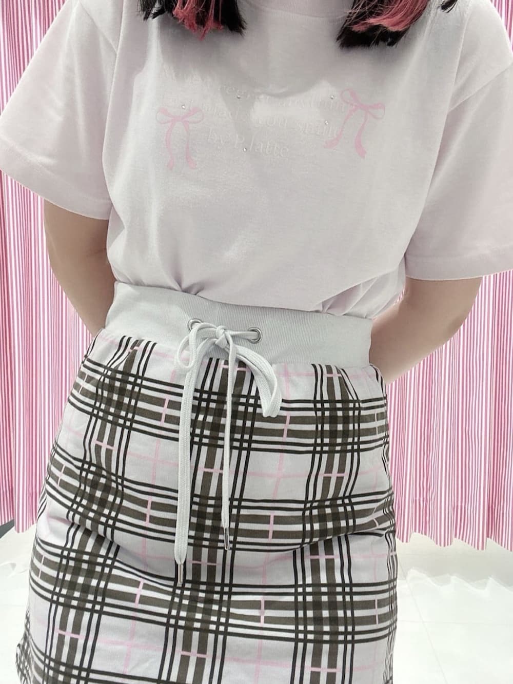 「ガーリーコーデ、チェック、Tシャツ、学校、ピンクラテ」｜「PINK-latteのリボンロゴプリントラインストーン付きTシャツ（Tシャツ/カットソー、ピンク系）」を使った、まいまい🐰ピンクラテ豊洲店staffさん（レディース・154cm）の秋コーディネートの4枚目の写真