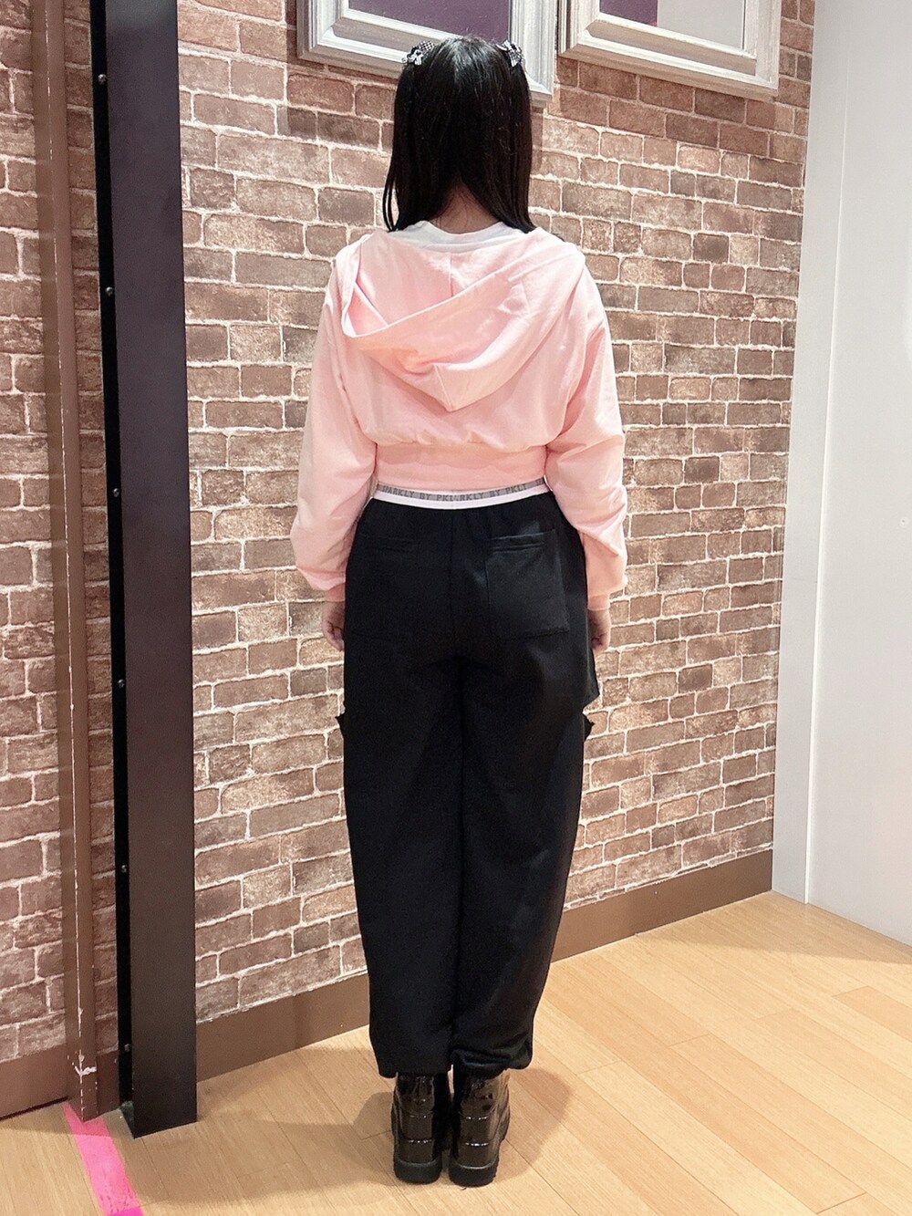 「学校行事、修学旅行、遠足、ダンスコーデ、スポーティ、ピンクラテ」｜「PINK-latteの【130cmあり】ショート丈フードジップパーカ（パーカー、ピンク系）」を使った、まいまい🐰ピンクラテ豊洲店staffさん（レディース・154cm）の秋コーディネートの3枚目の写真