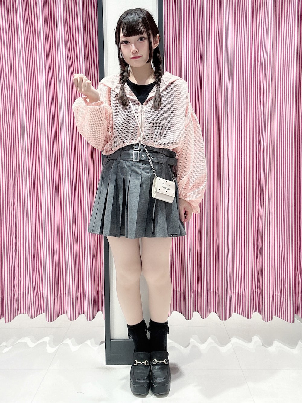 ブラック系のタンクトップ、ピンク系のパーカー、グレー系のスカートを着用したレディースの夏コーディネートの3枚目の写真