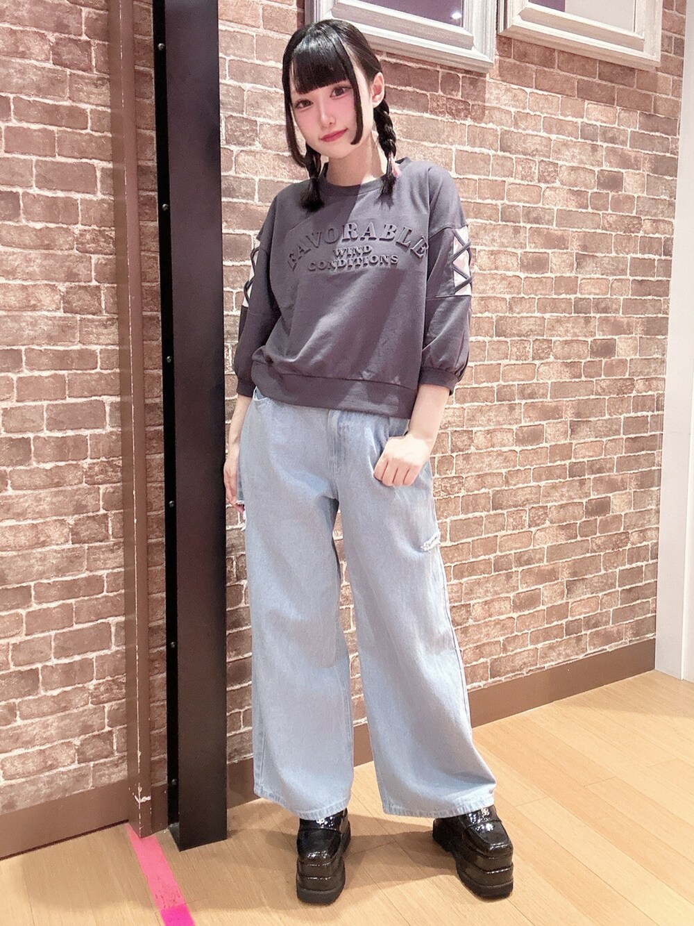 「トラックジャケット、韓国ファッション、韓国コーデ、デニムパンツ、デニムコーデ、ピンクラテ」｜「PINK-latteの【130cmあり】スタンドカラー ダブルラインジャケット（ブルゾン、ホワイト系）」を使った、まいまい🐰ピンクラテ豊洲店staffさん（レディース・154cm）の秋コーディネートの5枚目の写真