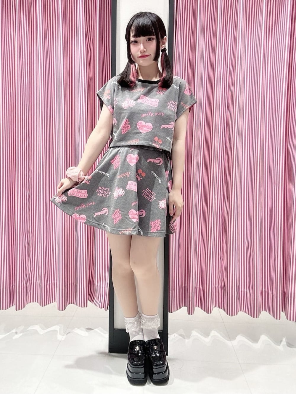 「ダンス、レッスン着、ピンクラテ、スポーティ」｜「PINK-latteの〔るーつくコラボ〕総柄プリントフレンチスリーブプルオーバー（Tシャツ/カットソー、ブラック系）」を使った、まいまい🐰ピンクラテ豊洲店staffさん（レディース・154cm）の秋コーディネートの2枚目の写真