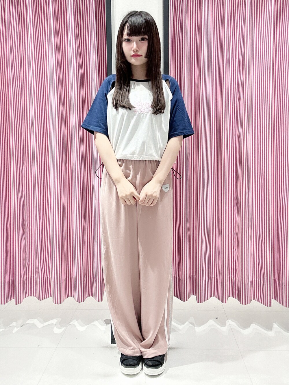 「ゆるコーデ、ラインパンツ、スポーツサンダル、シンプルスタイル、韓国ファッション」｜「PINK-latteの配色ラグランTシャツ（Tシャツ/カットソー、ホワイト系）」を使った、まいまい🐰ピンクラテ豊洲店staffさん（レディース・154cm）の夏コーディネートの3枚目の写真