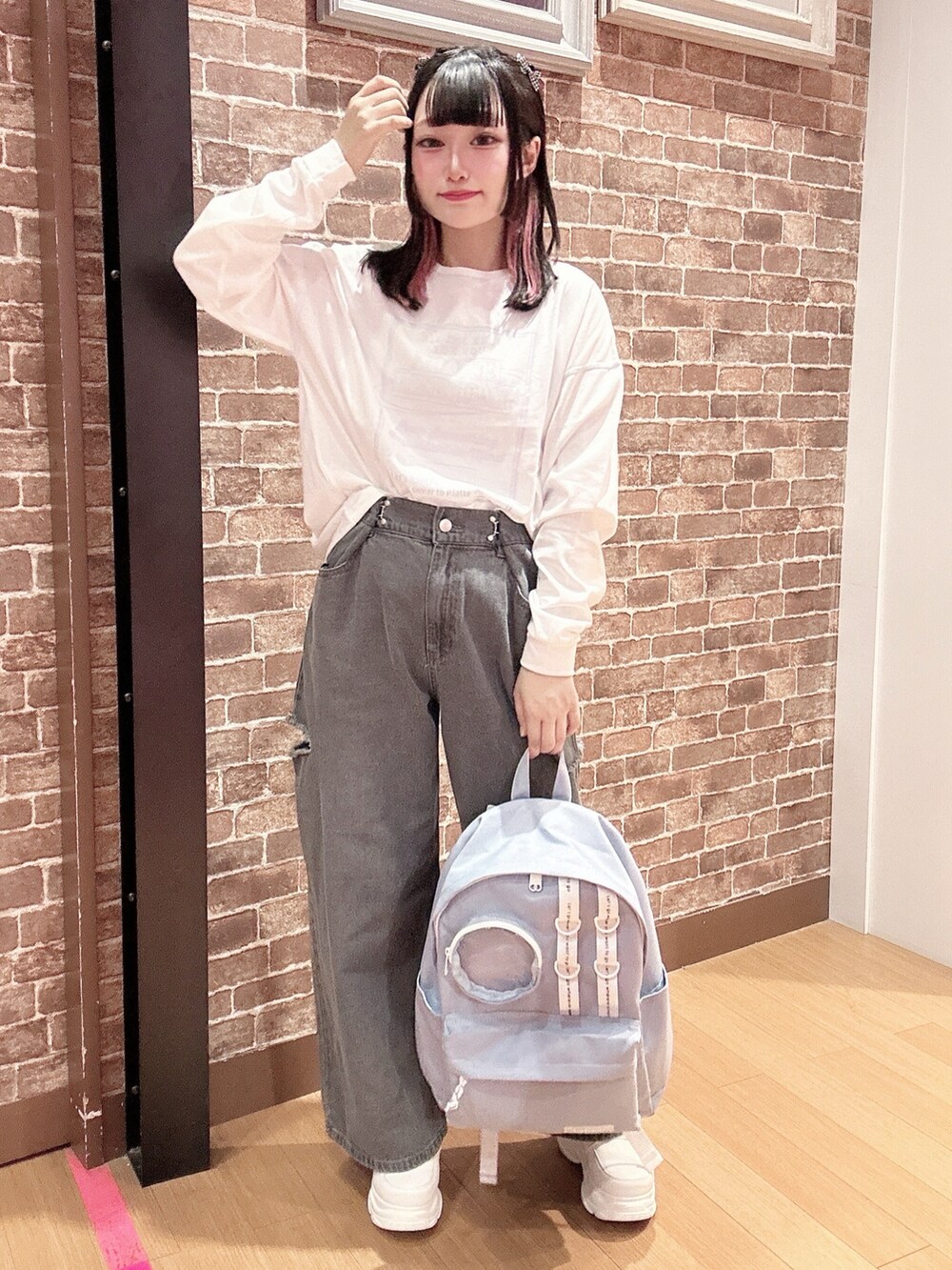 「PINK-latteの【130cmあり】ステッチロゴロンT（Tシャツ/カットソー、ホワイト系）」を使った、まいまい🐰ピンクラテ豊洲店staffさん（レディース・154cm）の秋コーディネートの2枚目の写真