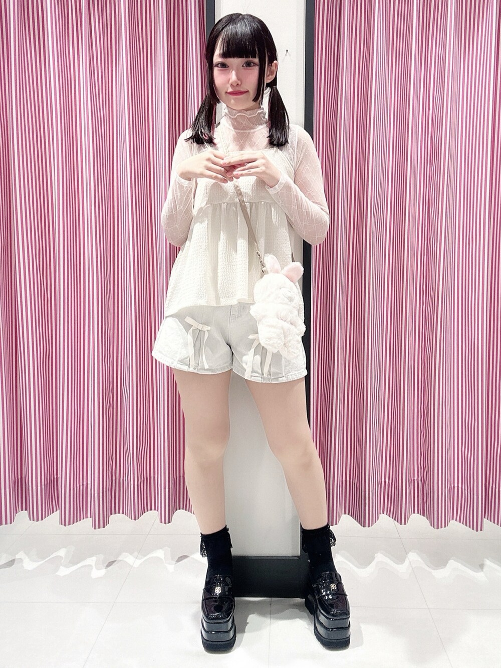 「チュール、バレエコア、デートコーデ、セットアイテム、ピンクラテ」｜「PINK-latteの【セットアイテム】リボンシアートップス＋キャミソールセット（その他トップス、ホワイト系）」を使った、まいまい🐰ピンクラテ豊洲店staffさん（レディース・154cm）の秋コーディネートの2枚目の写真