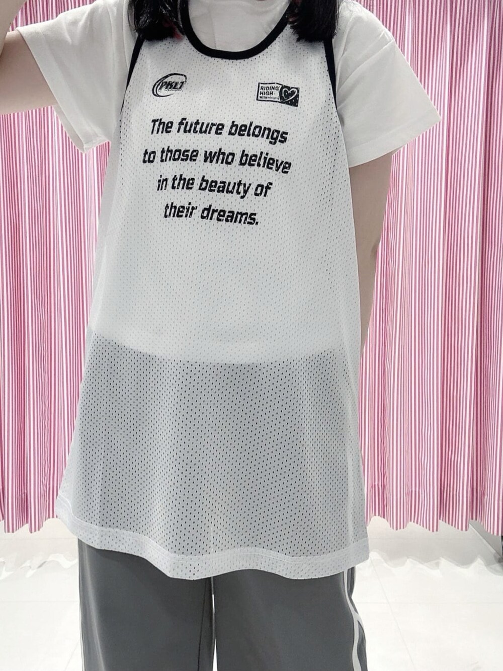「スポーツミックス、スポーティー、ラインパンツ、学校、新学期、ピンクラテ」｜「PINK-latteの【セットアイテム】メッシュワンピース（その他トップス、ホワイト系）」を使った、まいまい🐰ピンクラテ豊洲店staffさん（レディース・154cm）の秋コーディネートの4枚目の写真